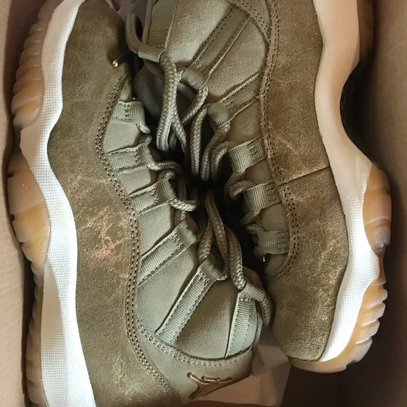 Jordan Retro 11 Olive Gold